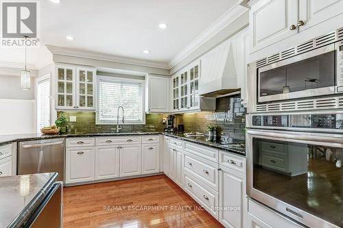 322 Leacock Avenue, Oakville (River Oaks), ON - Indoor Photo Showing Kitchen With Upgraded Kitchen