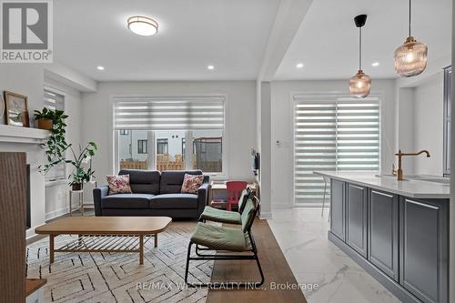 129 Shallow Pond Place, Ottawa (Cumberland), ON - Indoor Photo Showing Living Room