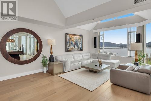 1152 Sunset Drive Unit# 1702, Kelowna, BC - Indoor Photo Showing Living Room