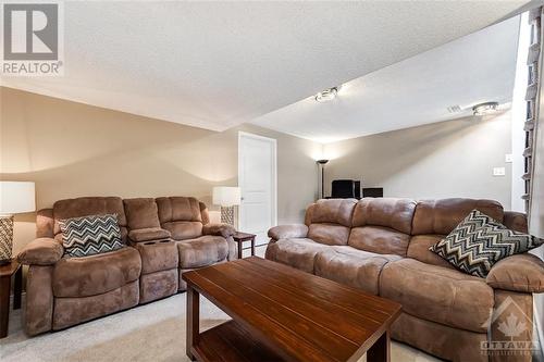 806 Tabaret Street, Ottawa, ON - Indoor Photo Showing Living Room