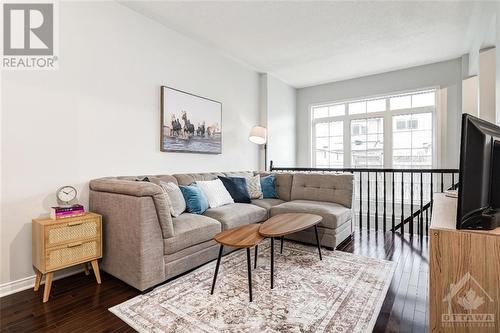 806 Tabaret Street, Ottawa, ON - Indoor Photo Showing Living Room