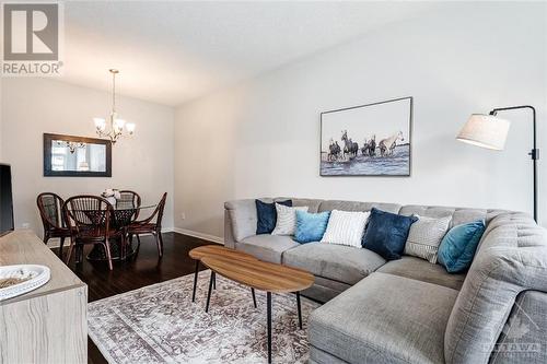 806 Tabaret Street, Ottawa, ON - Indoor Photo Showing Living Room