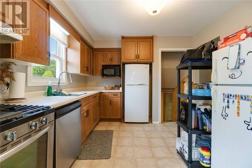 1060 Camelot Crescent, Sarnia, ON - Indoor Photo Showing Kitchen