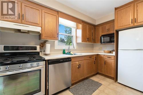 1060 Camelot Crescent, Sarnia, ON - Indoor Photo Showing Kitchen