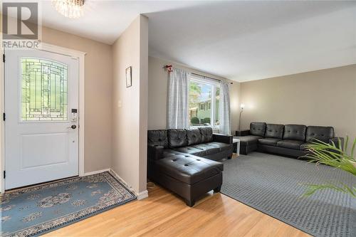 1060 Camelot Crescent, Sarnia, ON - Indoor Photo Showing Living Room