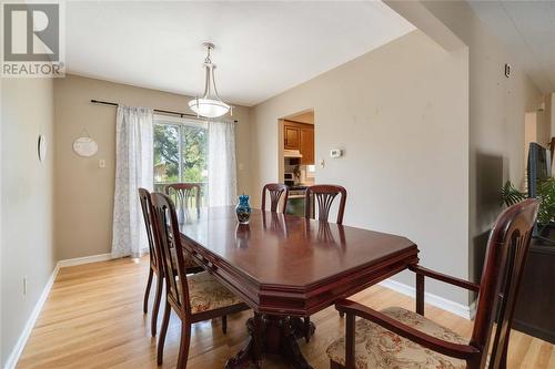 1060 Camelot Crescent, Sarnia, ON - Indoor Photo Showing Dining Room