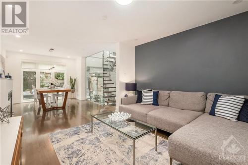 160 Begonia Avenue, Ottawa, ON - Indoor Photo Showing Living Room