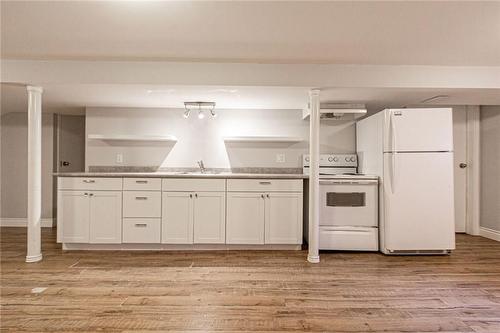 1340 Bunnell Drive, Burlington, ON - Indoor Photo Showing Kitchen