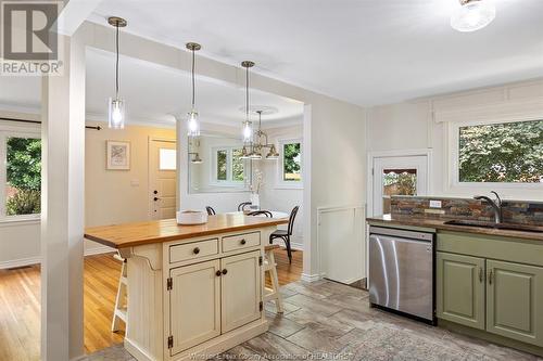 916 Laporte Avenue, Windsor, ON - Indoor Photo Showing Kitchen