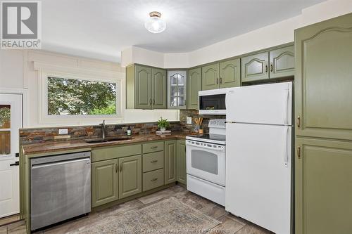 916 Laporte Avenue, Windsor, ON - Indoor Photo Showing Kitchen