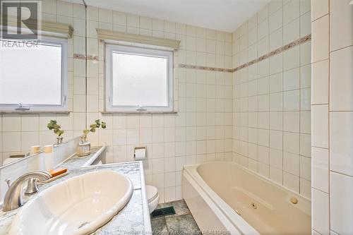 916 Laporte Avenue, Windsor, ON - Indoor Photo Showing Bathroom