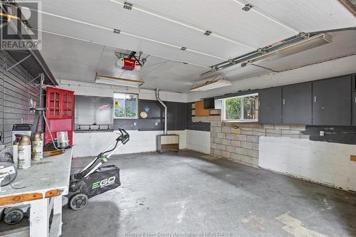 916 Laporte Avenue, Windsor, ON - Indoor Photo Showing Garage