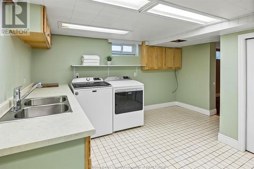 916 Laporte Avenue, Windsor, ON - Indoor Photo Showing Laundry Room