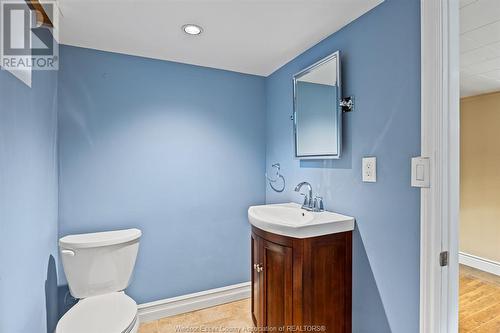 916 Laporte Avenue, Windsor, ON - Indoor Photo Showing Bathroom