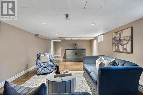 916 Laporte Avenue, Windsor, ON - Indoor Photo Showing Living Room