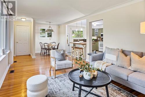 916 Laporte Avenue, Windsor, ON - Indoor Photo Showing Living Room