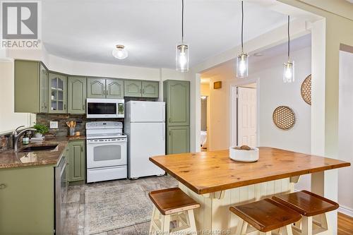 916 Laporte Avenue, Windsor, ON - Indoor Photo Showing Kitchen