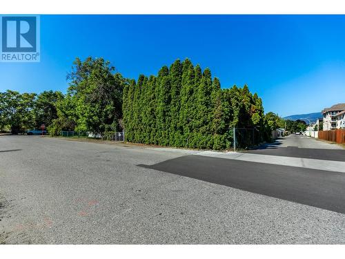 1054 Laurier Avenue, Kelowna, BC - Outdoor