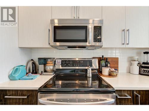 2763 Curts Street, Kelowna, BC - Indoor Photo Showing Kitchen