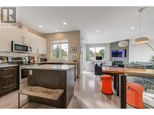 2763 Curts Street, Kelowna, BC - Indoor Photo Showing Kitchen With Upgraded Kitchen