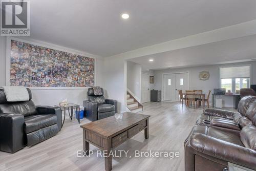 833 Talbot Road E, Leamington, ON - Indoor Photo Showing Living Room