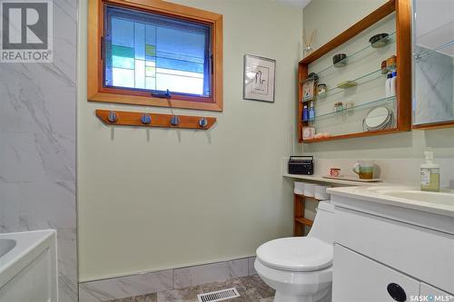 110 Sunset Drive, Regina, SK - Indoor Photo Showing Bathroom