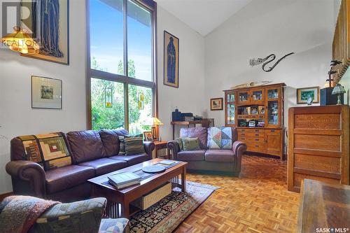 110 Sunset Drive, Regina, SK - Indoor Photo Showing Living Room