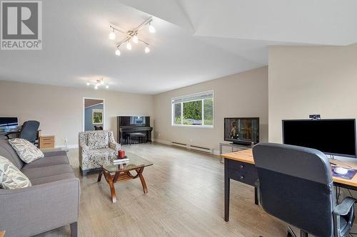 1370 14Th Street, West Vancouver, BC - Indoor Photo Showing Living Room