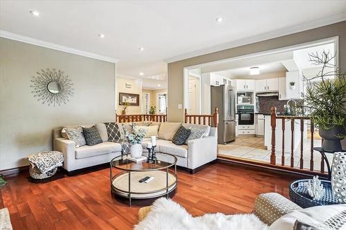 70 Glen Cannon Drive, Hamilton, ON - Indoor Photo Showing Living Room