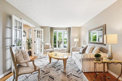 70 Glen Cannon Drive, Hamilton, ON - Indoor Photo Showing Living Room