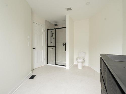 Ensuite bathroom - 28 Av. Greystone, Pointe-Claire, QC - Indoor Photo Showing Other Room