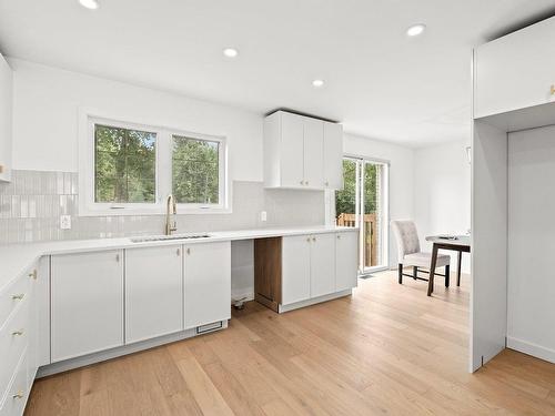 Kitchen - 28 Av. Greystone, Pointe-Claire, QC - Indoor Photo Showing Kitchen With Upgraded Kitchen