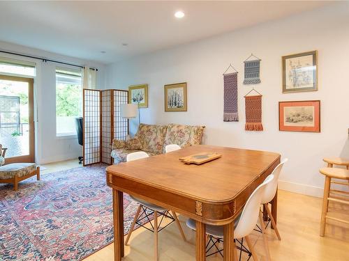 207-580 Stewart Ave, Nanaimo, BC - Indoor Photo Showing Living Room