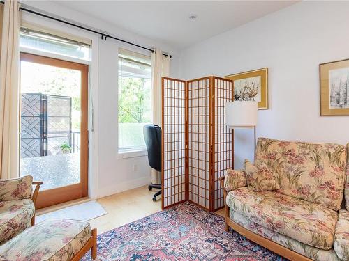 207-580 Stewart Ave, Nanaimo, BC - Indoor Photo Showing Living Room