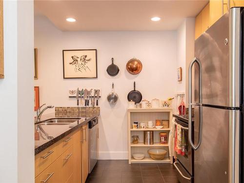 207-580 Stewart Ave, Nanaimo, BC - Indoor Photo Showing Kitchen With Double Sink