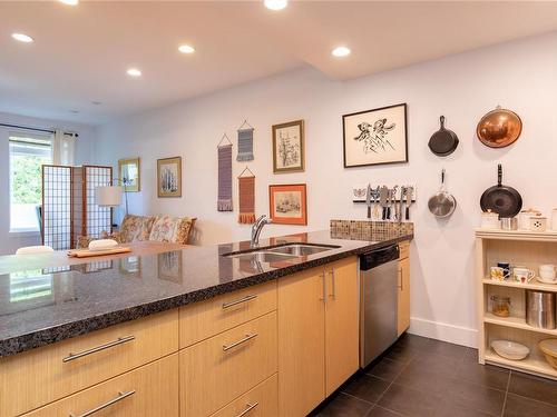 207-580 Stewart Ave, Nanaimo, BC - Indoor Photo Showing Kitchen With Double Sink