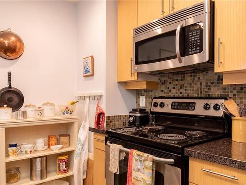 207-580 Stewart Ave, Nanaimo, BC - Indoor Photo Showing Kitchen