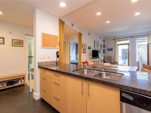 207-580 Stewart Ave, Nanaimo, BC - Indoor Photo Showing Kitchen With Double Sink