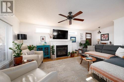 2932 Buckley Road Unit# 101, Sorrento, BC - Indoor Photo Showing Living Room With Fireplace