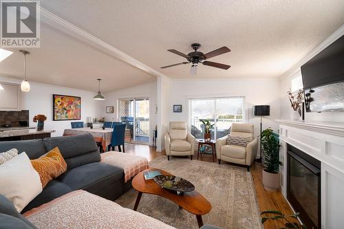 2932 Buckley Road Unit# 101, Sorrento, BC - Indoor Photo Showing Living Room