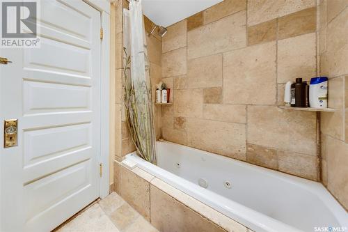 518 12Th Street E, Saskatoon, SK - Indoor Photo Showing Bathroom