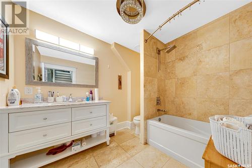 518 12Th Street E, Saskatoon, SK - Indoor Photo Showing Bathroom