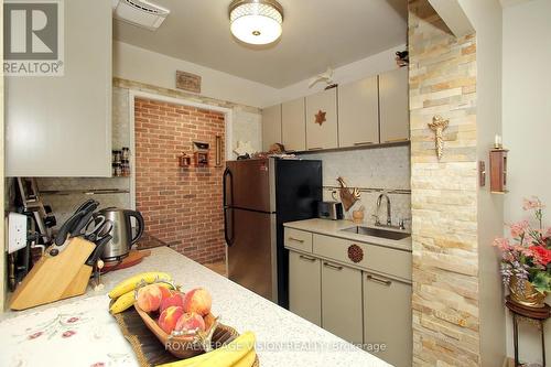 202 - 3065 Queen Frederica Drive, Mississauga (Applewood), ON - Indoor Photo Showing Kitchen