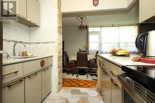 202 - 3065 Queen Frederica Drive, Mississauga (Applewood), ON - Indoor Photo Showing Kitchen