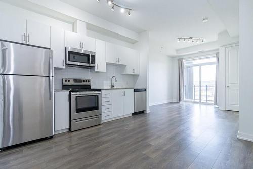 4040 Upper Middle Road|Unit #417, Burlington, ON - Indoor Photo Showing Kitchen