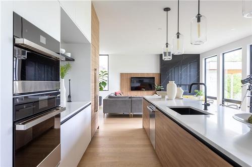 70 Upper Mount Albion Road, Hamilton, ON - Indoor Photo Showing Kitchen With Upgraded Kitchen