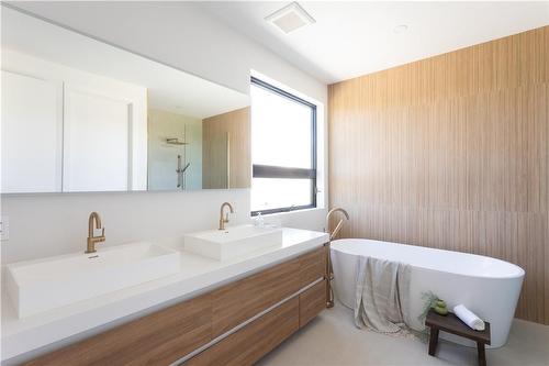 70 Upper Mount Albion Road, Hamilton, ON - Indoor Photo Showing Bathroom