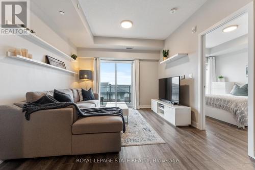 413 - 16 Markle Crescent, Hamilton (Ancaster), ON - Indoor Photo Showing Living Room