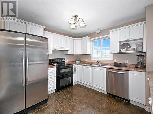 16 Regency Place, Brockville, ON - Indoor Photo Showing Kitchen With Double Sink