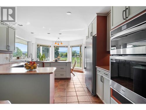 5550 Rittich Road, Kelowna, BC - Indoor Photo Showing Kitchen